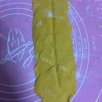 美味的南瓜玫瑰花卷做法图解1)