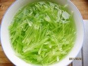 家常菜葱油拌莴笋做法图解1)