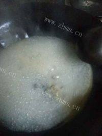美味的枸杞鲫鱼汤做法图解4)