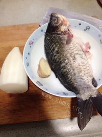 美味的萝卜鲫鱼汤做法图解1)