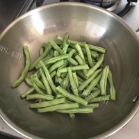 诱人的干煸豆角做法图解3)