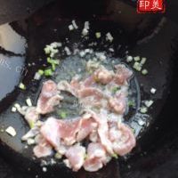 美食口蘑莴笋胡萝卜炒肉的做法图解九