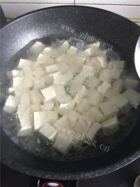 鲜美的蟹肉烩豆腐做法图解2)