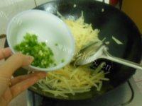 葱香土豆丝自制做法图解6)