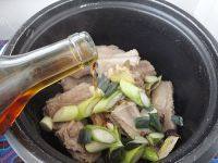 笋干炖排骨做法图解6)