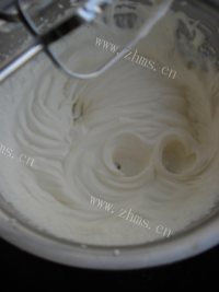 自制草莓奶油蛋糕卷做法图解17)