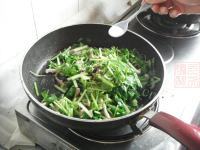 家常菜肉丝炒香芹做法图解8)