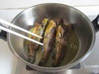 美味的黄骨鱼焖豆米做法图解4)