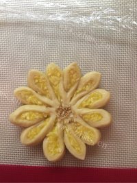 自制椰蓉花朵面包做法图解15)