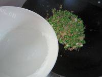 家常菜豌豆炒肉末做法图解7)