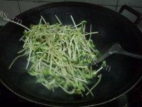 家常菜清炒黑豆苗做法图解3)