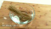 家常菜酸菜炖排骨做法图解1)