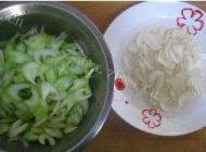 简单的西芹炒百合做法图解1)