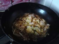 好吃不腻的土豆炖白菜做法图解7)
