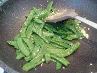 家常菜荷兰豆炒牛肉做法图解14)