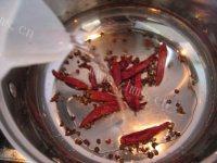 味道鲜美的香辣花生做法图解3)