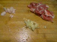 白花菜炒肉做法图解3)