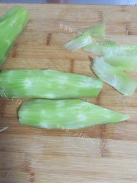 回味无穷的莴笋炒鸡蛋做法图解3)