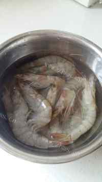 美食蒜蓉烤虾(微波炉版)做法图解1)
