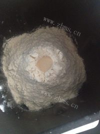 自制巧克力甜甜圈做法图解2)