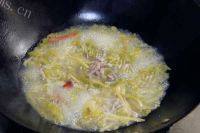 美味的酸菜肉丝面做法图解3)
