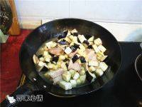 家常菜茄子土豆炖肉做法图解7)