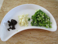 美味的蒜蓉粉丝蒸大虾做法图解3)