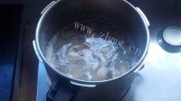 大受欢迎的蹄膀莲藕汤做法图解4)