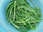 美味的凉拌手撕蒜苔做法图解4)