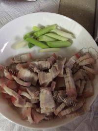 家常菜尖椒炒五花肉做法图解3)