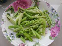 齿颊留香的芹菜炒豆干做法图解2)