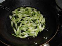 自己做的芹菜炒粉做法图解2)