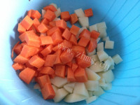好吃的腊肠土豆胡萝卜焖饭的做法图解二