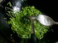 家常菜蒜香空心菜梗做法图解7)