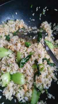 香香的油菜葱花蛋炒饭做法图解10)