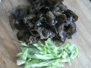 木耳炒肉片做法图解2)