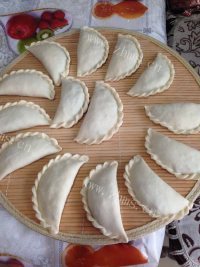 色香味俱全的韭菜盒子做法图解6)