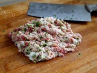 自制猪肉豆角煎饺做法图解1)