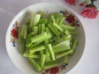 家常菜芹菜炒土豆片做法图解3)