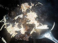 美味的茭白肉丝木耳做法图解6)