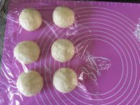美味的淡奶油果酱排包做法图解4)