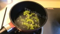 美味的苦瓜蛋花汤做法图解6)