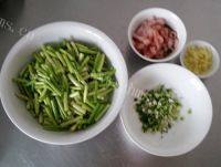 蒜苔肉丝焖面做法图解2)