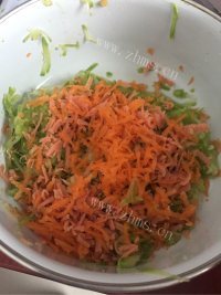 自制鸡蛋蔬菜饼做法图解1)