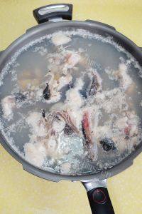 美味的安康鱼炖豆腐做法图解4)