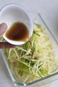 口感饱满的椒香土豆丝做法图解8)