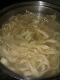 诱人的酸菜肉丝面做法图解12)