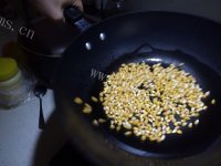 自制香甜爆米花做法图解5)
