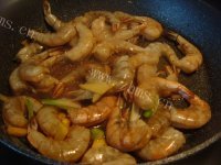美味的姜葱大虾做法图解3)