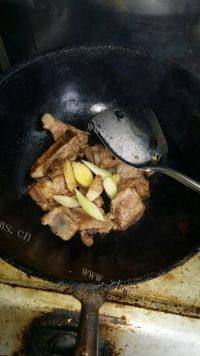 家常菜豆角土豆炖排骨做法图解6)